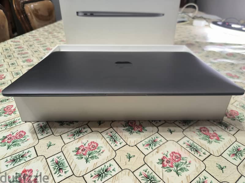MacBook air M1 Ar/En like new WITH ALL CONTENT 5