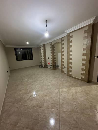 Apartment for rent, empty, in an area with a distinctive side, not torn at all, distinctive location