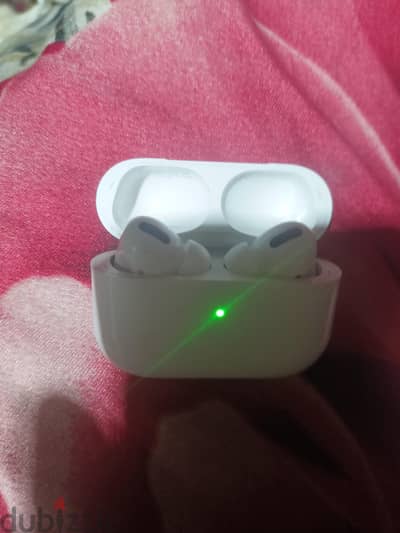 ​Apple AirPods Pro - حالة ممتازة (استعمال حفيف)