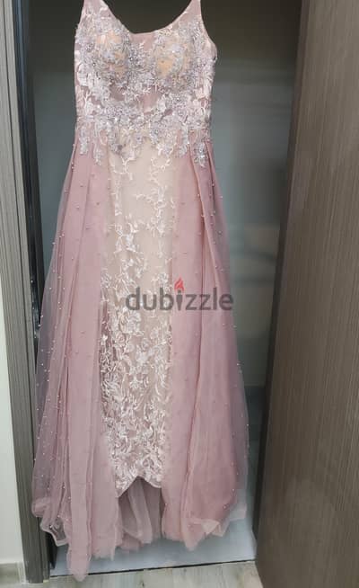 للبيع فستان سواريه اتلبس مره واحده