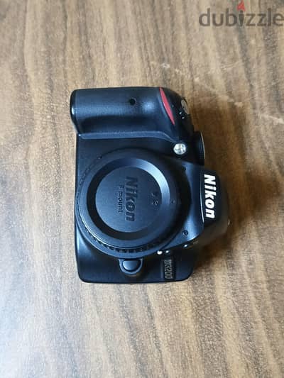 Nikon D3200 مع عدسة و فلاش