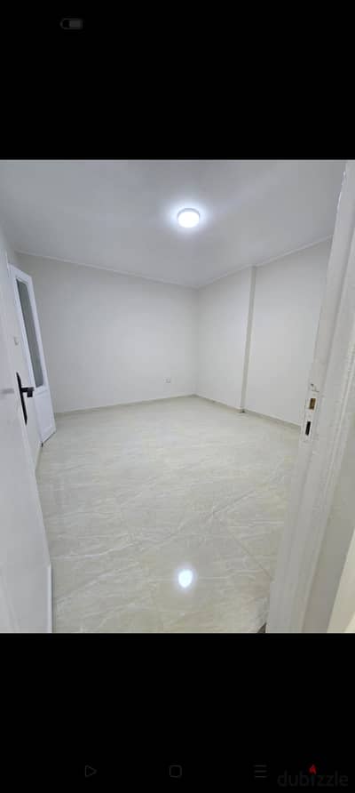 90 m apartment for sale in New Obour, Al-Horreya neighborhood, behind a park, all services available
