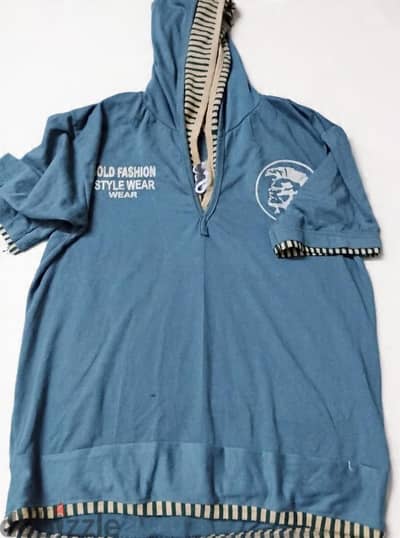 تي شيرت شبابي شيك جدا غير مستعمل  مقاس ٢ اكس لارج