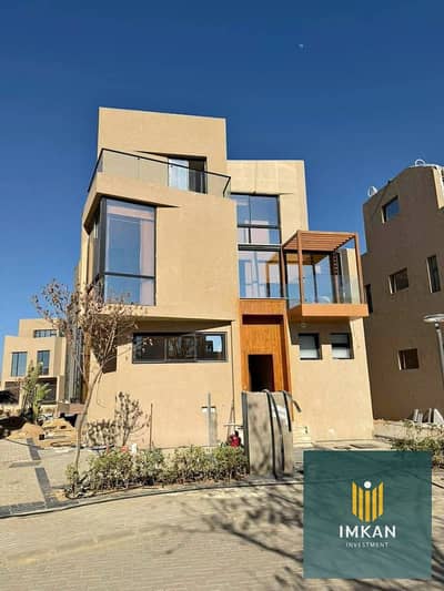 Standalone villa for sale, ready for immediate occupancy and finished, in a compound with installments over 7 years, near Mivida, Fifth Settlement, Ta