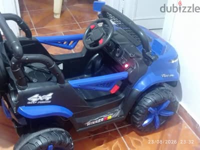 سيارة اطفال جيب بحالة ممتازة بطاريات جديدة وشاحن وريموت للتحكم الأبوي