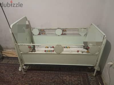 سرير اطفال وغرفة لعب طفل