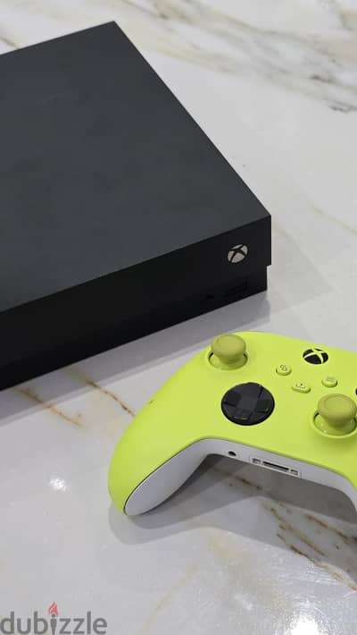 جهاز Xbox One X مع يد تحكم أصلية