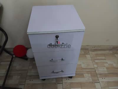 كومود أبيض بعجل و 3 أدراج