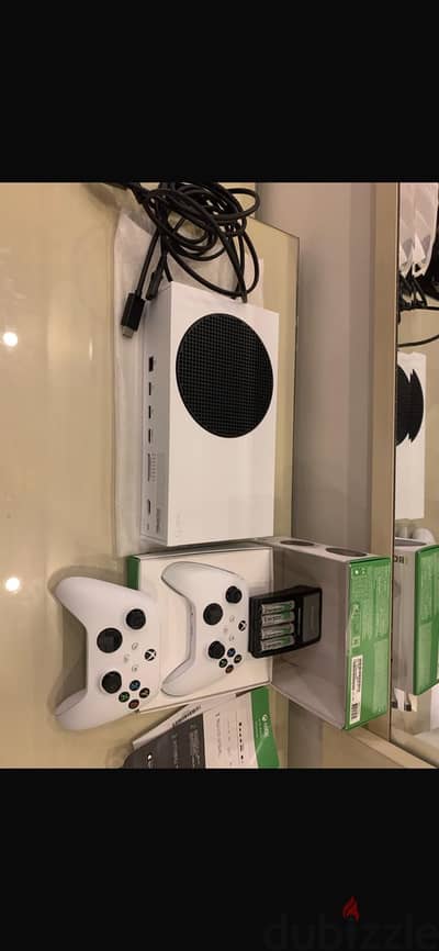 New Xbox Series S 512GB + 2 Original Controllers