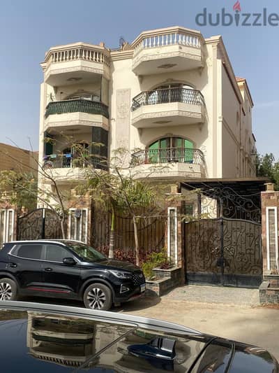 تاون هاوس متشطب للبيع الحي الثانى شرق فيلات مدينه الشروق الموقع الحي ا