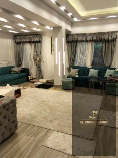 متاح للايجار مفروش بالرحاب فيلا استاندلون موقع مميز جدا بالرحاب امام مول 1 والسوق القديم والخدمات 3 غرف نوم 3 حمام منهم غرفة ماستر بسعر لقطه