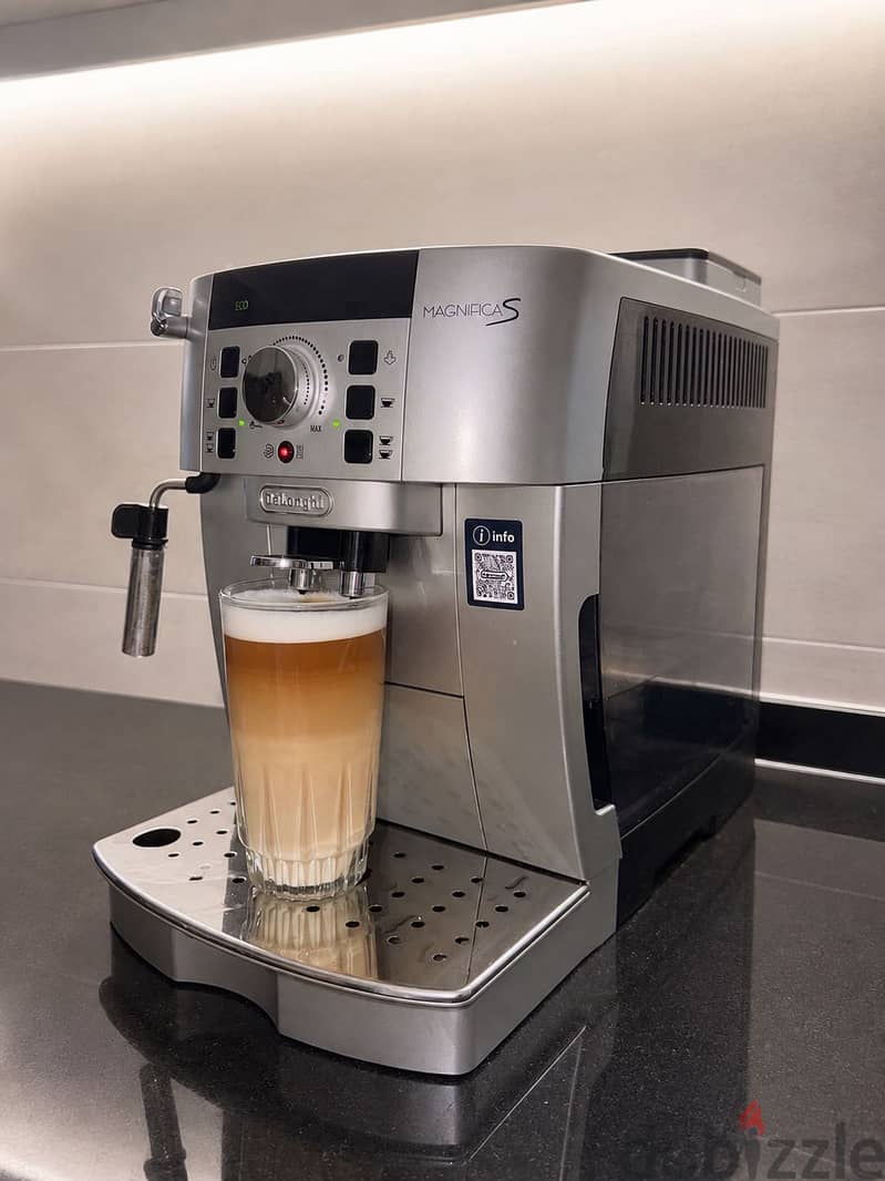 Coffee Machine - DēLonghi Magnifica S (Almost New) 4