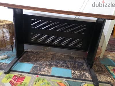 مكتب خشبي بقاعدة معدنية استعمال مهندس ٧٥٠