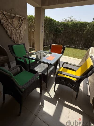 طقم راتان خارجي 4 كراسي وترابيزة مع الشلت حالة جيدة جدا  01007004556