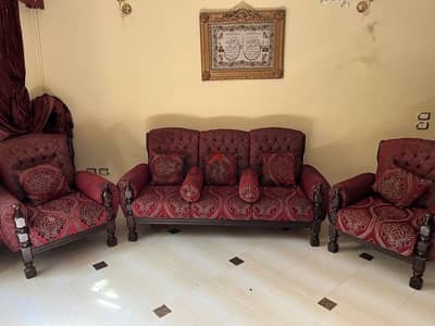انتريه بحالة ممتازة كنبة كبيرة + عدد 4 كراسى وترابيزة
