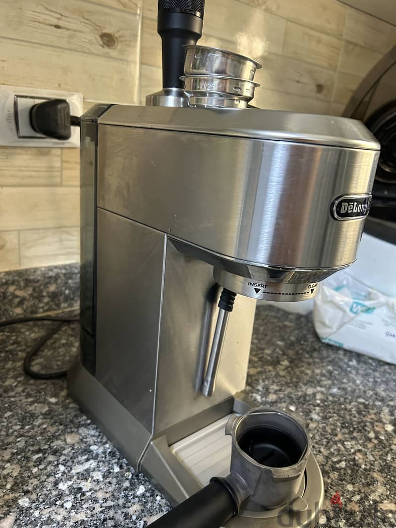ماكينة إسبريسو ديلونجي DeLonghi استانلس بحالة ممتازة - جاهزة للاستخدام 1