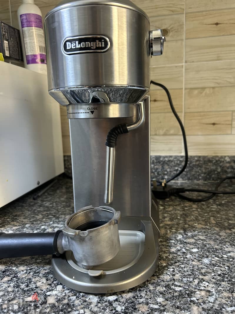 ماكينة إسبريسو ديلونجي DeLonghi استانلس بحالة ممتازة - جاهزة للاستخدام 2