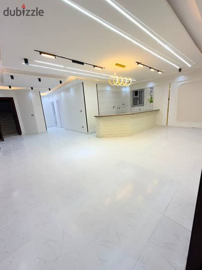 شقه في العجمي الإسكندرية العجمي النخيل خطوات لي البحر موقع مميز تشطيب فاخر ومميز