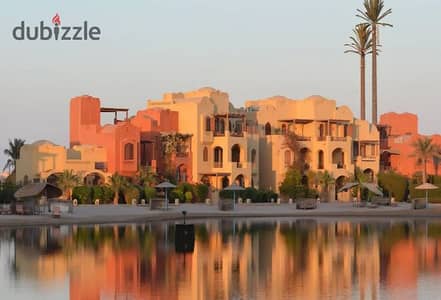 شالية لقطة للبيع صف اول علي البحر متشطب بالكامل في مكادي هايتس الجونه البحر الاحمر مع ( اوراسكوم ) بأقل من سعرها