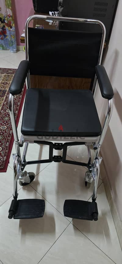 كرسي حمام متحرك لكبار السن