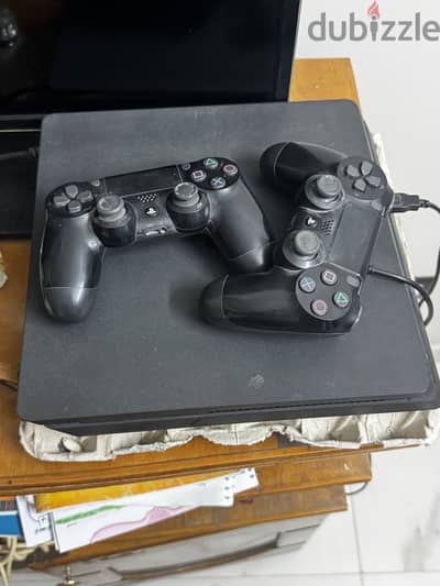 Sony PlayStation 4 Slim 500GB – 2 Controllers