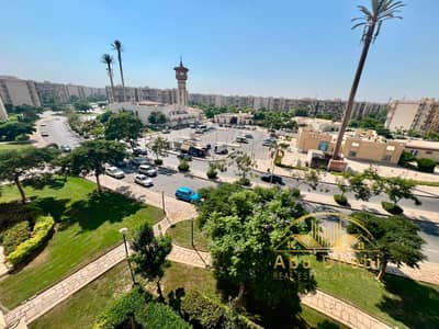 شقة 143 م للبيع بمدينتى B6 امام الخدمات مباشرة ودقايق للحركة والساوث بارك تشطيب الترا سوبر لوكس ( اول سكن )