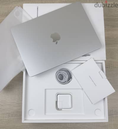 MacBook Air M4 -6 Cycle - 16 Ram - Silver  - Full box - ضمان سنة كاملة