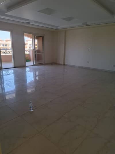 Apartment for rent in Al-Khamayel Compound, Sheikh Zayed. Super-lux finish, including kitchen and dressing room; prime location and wonderful view.