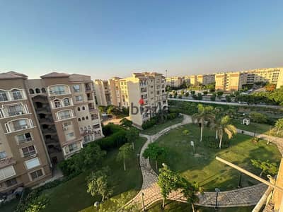 Apartment for sale in Madinaty, three rooms, two bathrooms, including a modified master bedroom, close to services, garden view, very distinctive location B1, price negotiable