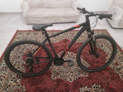 عجلة جبلية (Mountain Bike) مقاس 26 بحالة ممتازة - تصميم رياضي جذاب