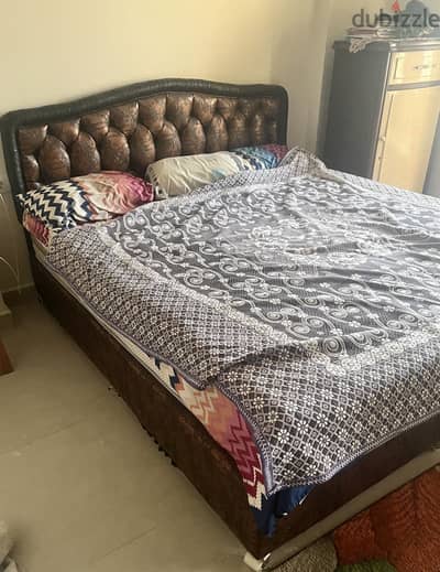 سرير عمولة ب ظهر مبطن وبالمرتبة ١٨٠ * ٢٠٠
