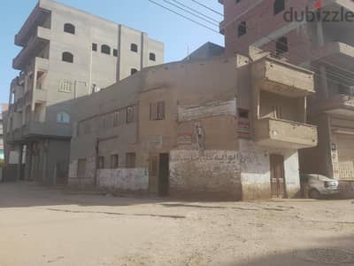 منزل بحديقة خاصة علي ناصية بشارع البحر بمدينة الزرقاء