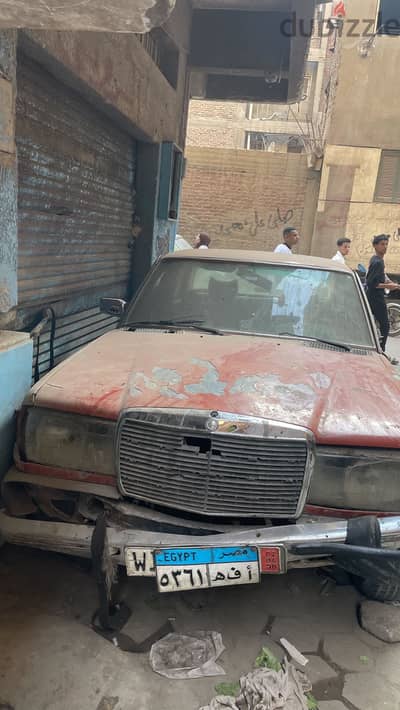 مرسيدس بنز 200 1976