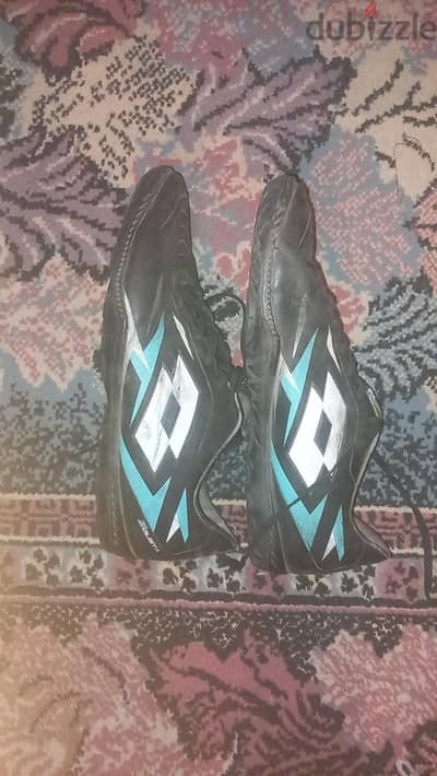 from Kuwait original size 42.5 price is 1400 can go lower