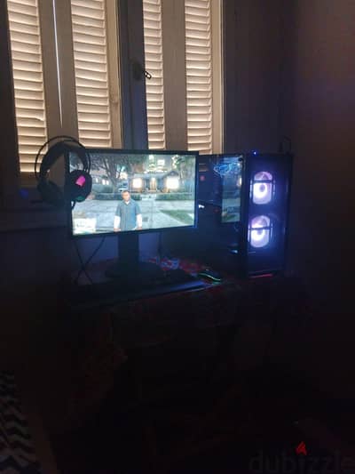 PC. معه كل مشتمالاته شاشه و كيبورد و ماوس