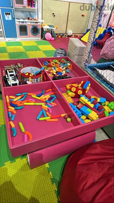 Kids Area كاملة للبيع – تجهيزات وألعاب بحالة ممتازة Kids Area كاملة للبيع – تجهيزات وألعاب بحالة ممتازة