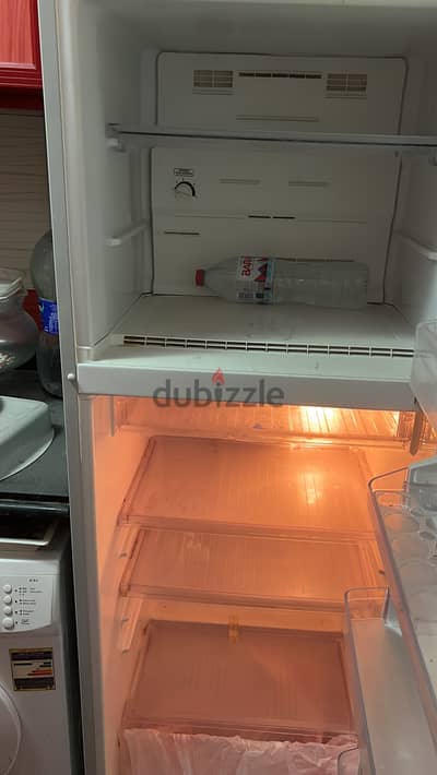 تلاجة للبيع بحالة جيدة