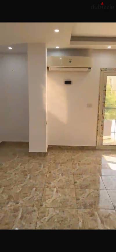 شقة فاضية للإيجار بالسخانات والتكيفات | 240م بالشيخ زايد الحي الثامن | ناصية على شارعين | 3 غرف منهم 2 ماستر | أول سكن بعد التجديد