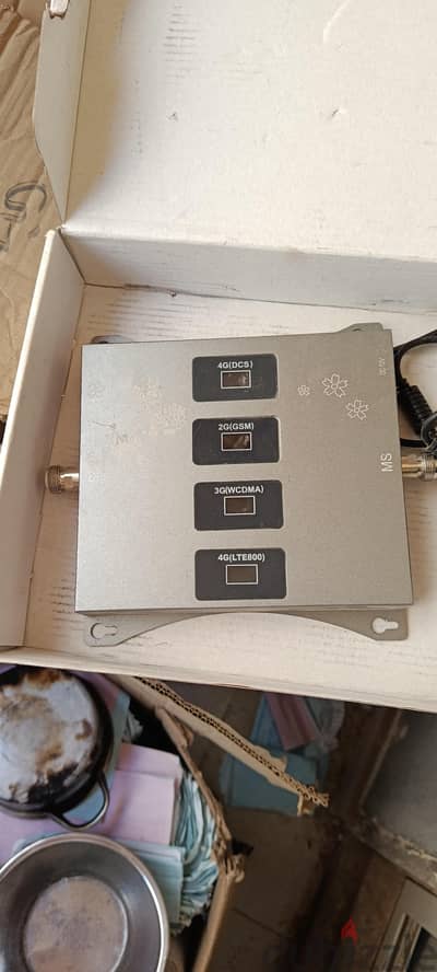 دستريبوتر / مقوي شبكة المحمول 4G و3G و2G (Quad-Band 12V) بحالة ممتازة