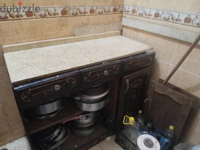 وحدة مطبخ وعليها رخام