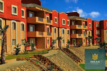 شاليه للبيع بمقدم 10% فيو على لاجون و صف اول عالحمام سباحة فى قرية بنجالوز الساحل الشمالي - bungalows north coast