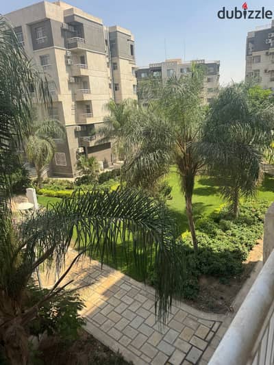 شقة للبيع في مدينتي b10 موقع مميز بالدور الثاني بإطلالة رائعة على جاردن وشارع  3 غرف نوم 2 حمام ريسيبشن واسع مطبخ  الشقة جاهزة للسكن وخالصة بالكامل