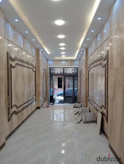 An opportunity in the heart of Marsa Matrouh! Pay 850,000 and receive two reception rooms in the most beautiful building on Al Qasr Main Street, steps away from the beach opposite the Emirati resorts, and steps away from the beach, swimming pools, amuseme