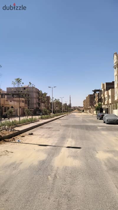 قطعة أرض 209 متر للبيع في مدينة بدر – على الطريق الرئيسي مباشرة – جاهزة للبناء – خالصة الأقساط – رخصة وتصريح حفر – تاني نمرة من الخدمات