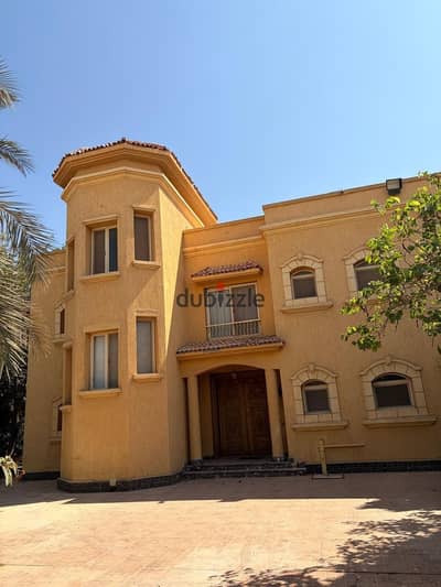 للبيع فيلا فاخره علي مساحه ٢٥٠٠م في كمبوند وادي النخيل