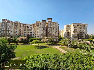 Apartment for sale in Madinaty (B1), 207 sq m, 3 bedrooms (including a master bedroom), steps from the club, close to all services.