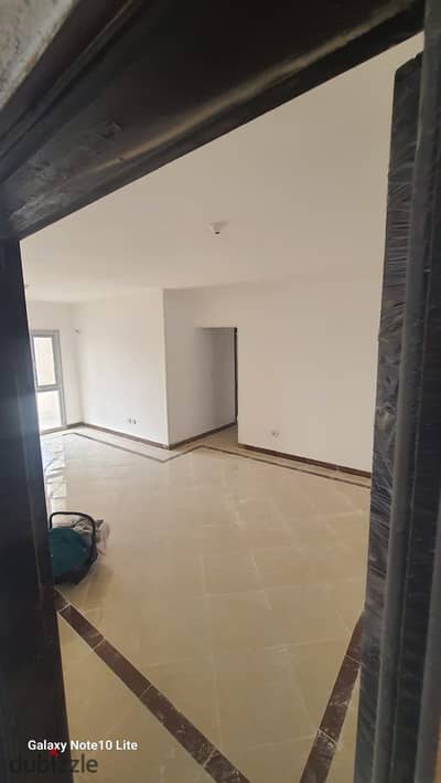 115 square meters apartment for rent in Compound Sakan Misr South Hills (Exhibition Ground) area one series 5 on a main street in front of Ganna Misr directly and minutes to Aman on the new Ain Sokhna Road and close to the sixth settlement and the administrative capital