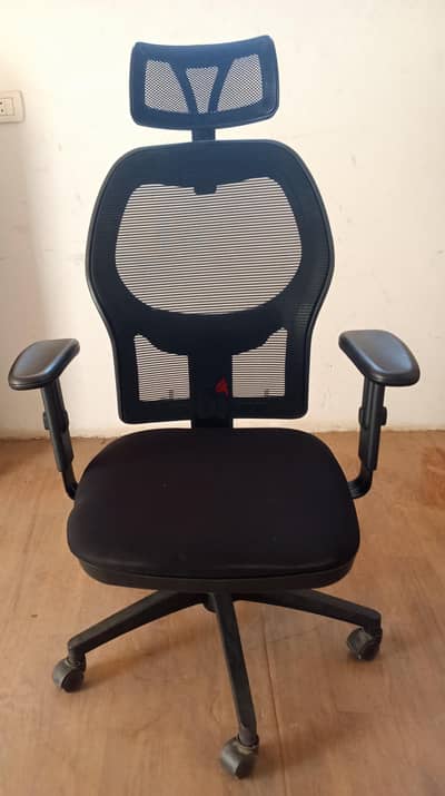 Hydraulic medical office chair with mesh in excellent condition