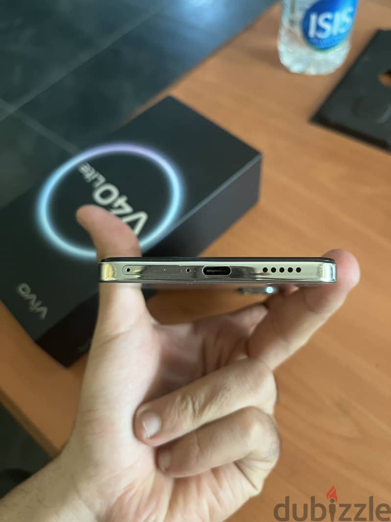 Vivo v40 lite 3