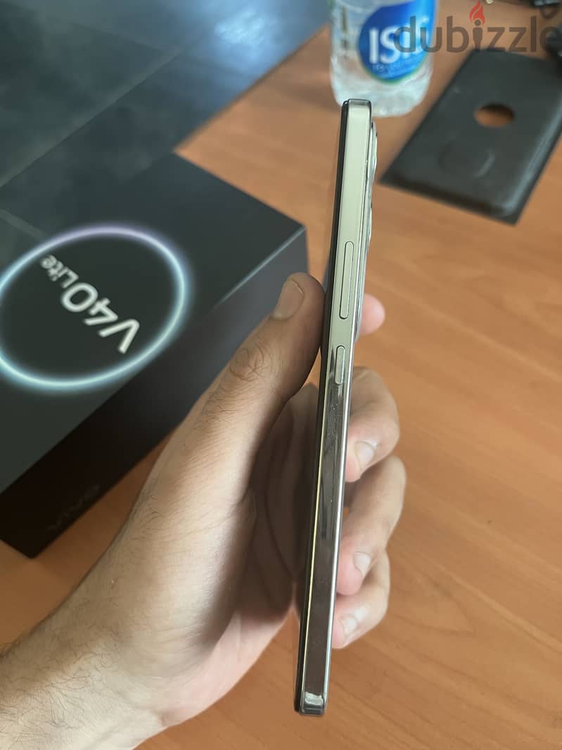 Vivo v40 lite 4